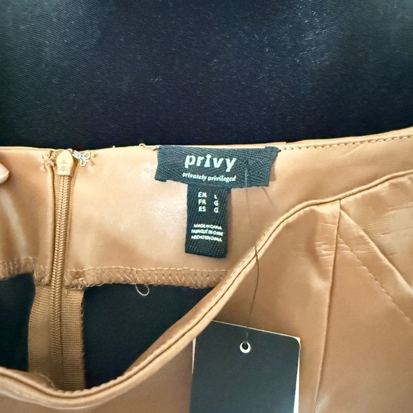 Privy Camel Leather Ensemble (please note minor tear) - Picture 3 of 4